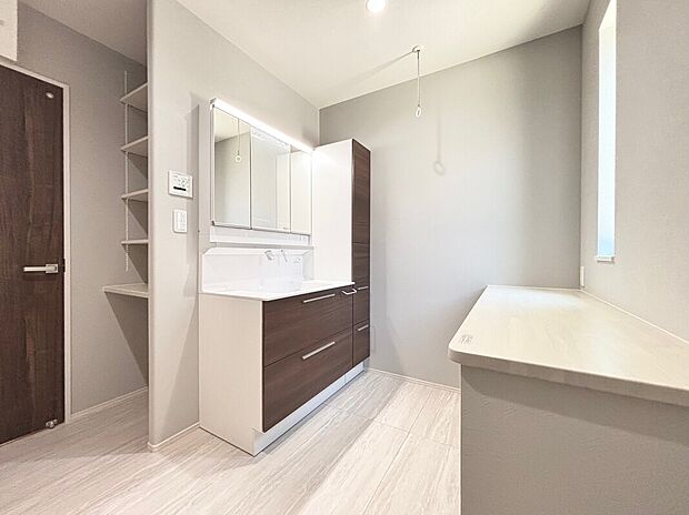 【【E棟 洗面室】】収納付き洗面化粧台が標準装備!E棟はランドリースペース有。カウンターや室内物干しがあり、洗濯物を洗う、干す、畳む作業がこの空間で完結できます!