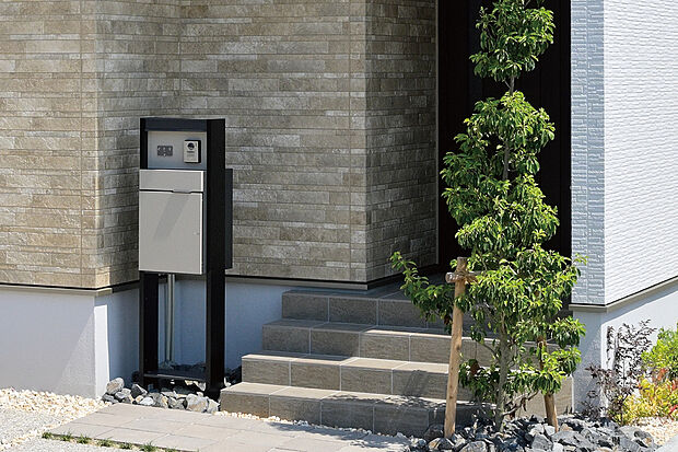 【【宅配ボックス】】外出時も荷物の受け取りが可能な宅配ボックスを標準設置。毎日の暮らしにゆとりをもたらすプラスワン設備です。(物件により仕様は異なります。)