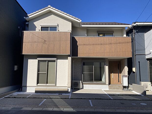 【【G棟 外観】】ホワイトとブラウンの落ち着いた色合いが魅力的な住まいです。駐車場を3台確保し、セカンドカーの所有や、お車で来客の際もスムーズにご案内できます。