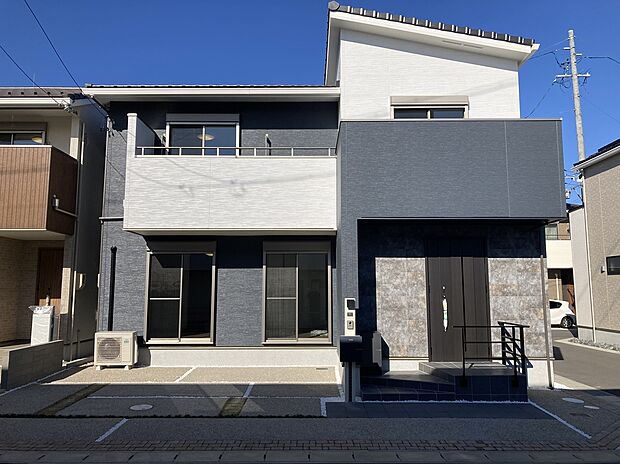 【【H棟 外観】】外壁のコントラストがスタイリッシュな印象の外観デザインです。随所に窓を配し、たっぷりの陽光と心地良い風が舞い込む住まいです。