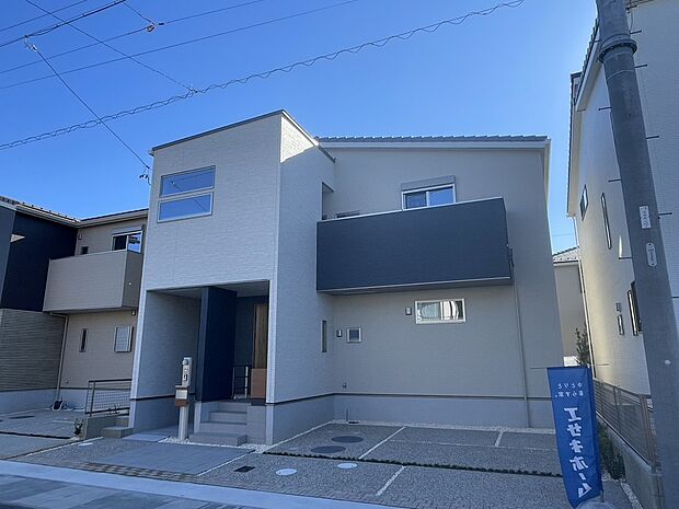 【【F棟 外観】】永く愛されるシンプルで、スタイリッシュなデザインの外観。3台分の駐車スペースに加え、自転車置き場も設けました。