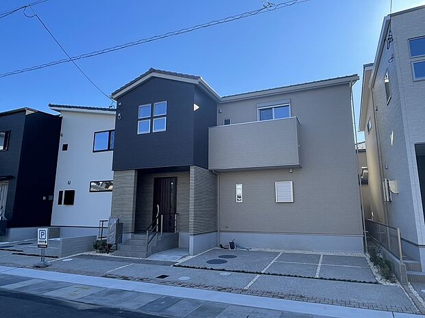 【【G棟 外観】】2階7.5帖の洋室に設けた4つの小窓が、外観のアクセントになっています。おしゃれな雰囲気や自然の潤い、親しみやすさといった暮らしを豊かにしてくれる住空間です。