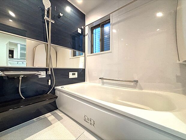 【【F棟　浴室】】1坪タイプのバスルームで、足を伸ばしてゆったり！浴室暖房乾燥機付きなので、洗剤や水垢ですぐ汚れてしまう浴室もスポンジひとつでお掃除完了！