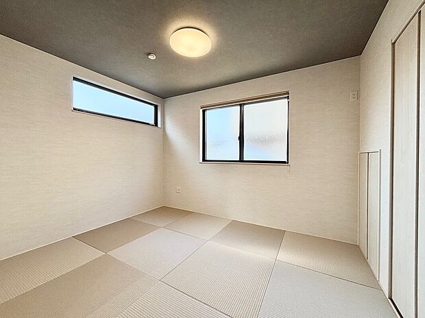 【【B棟 和室】】キッチン横の和室は6.0帖の大きさ。お子様のお昼寝や遊び場としてはもちろん将来の居住スペースとしても活躍します。半帖畳を使用した和風モダンなデザインです。