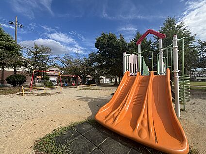 堀田公園 約190m(徒歩約3分　自転車約1分)