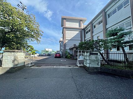 千秋中学校(自転車通学可) 約2500m(徒歩約32分　自転車約10分)