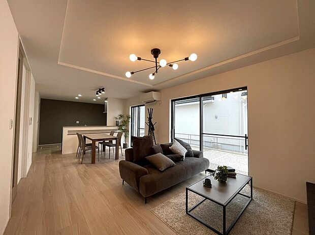 【【H棟　LDK】】リビングは家族団欒はもちろん、お客様をお迎えする大切な空間でもあります。
永く住まう家だからこそ「広さ」と「ゆとり」にこだわりました。