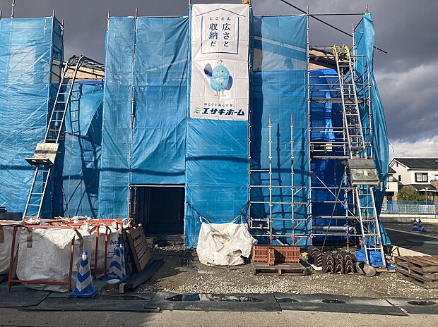 【【D棟　外観】】外壁が周囲の街並みと青空に映えるお洒落な仕上がり！青い空が大きく感じます。飽きの来ないシンプルでスタイリッシュな外観です。