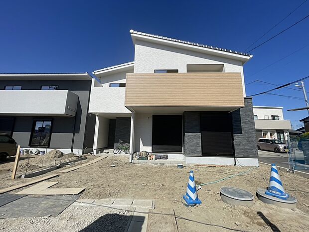 【【B棟　外観】】流行に左右されず、将来にわたって価値が継続する凛とした佇まい。おしゃれな雰囲気や自然の潤い、親しみやすさといった暮らしを豊かにしてくれる住空間です。