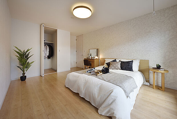 【【主寝室同仕様】】バルコニーに面しており、開放感溢れる主寝室。落ち着いた印象のアクセントクロスを採用し、眠りに落ちるまでの時間も静かにお過ごしいただけます。