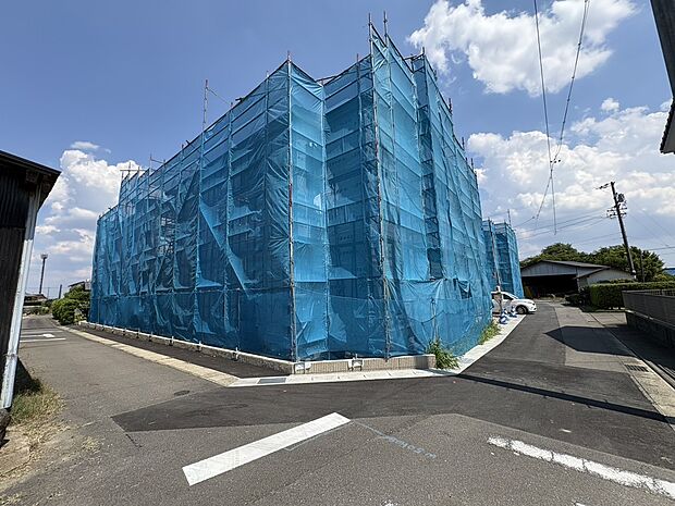 【前面道路含む現地写真】【現地】6/12撮影
D棟北西角から撮影です。
2方向の道路に接しているため風通しもよく、室内の換気や湿気対策にも有利です。
南側は約4.5ｍのアスファルト舗装ですので駐車もしやすい！