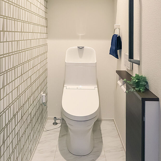 【【トイレ同仕様】】温水洗浄便座付き。従来品に比べ洗浄水量を約7割カットした節水型のトイレです。1階・2階の2箇所に設け、来客時も気兼ねなく利用できます。