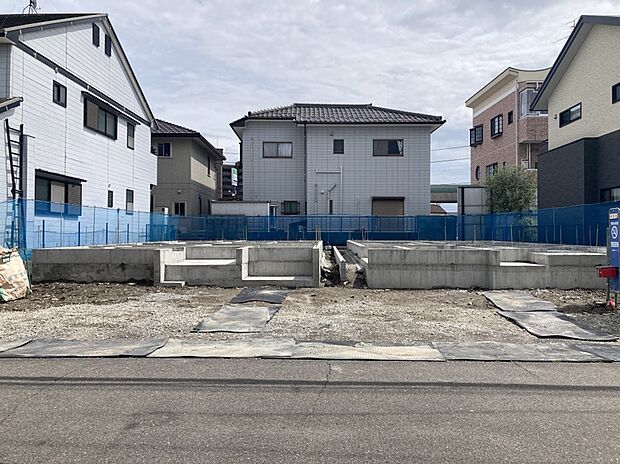 【【前面道路含む現地写真】】元気なお子様のお外遊びも、公園が近くにあれば安心♪気軽な近さの奥町公園でお散歩やピクニックをすれば、気分もリフレッシュできそうです。