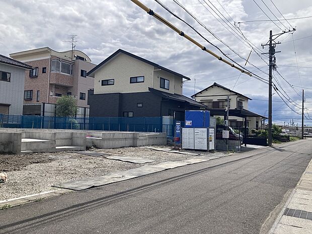 【【前面道路含む現地写真】】ご家族と一緒に楽しくショッピングを楽しめる住環境に立地！子育て用品の品揃えも豊富なイオンモール木曽川まで自転車で約9分(約2200m)の距離です。