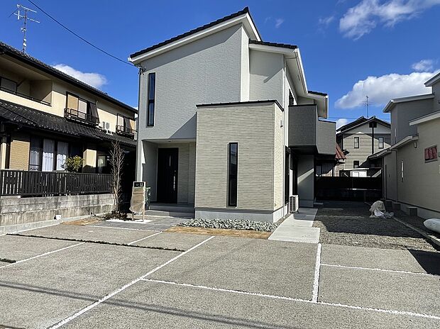 【B棟　外観】
完成致しました。いち早くご覧になりませんか？是非お問合せ下さい。