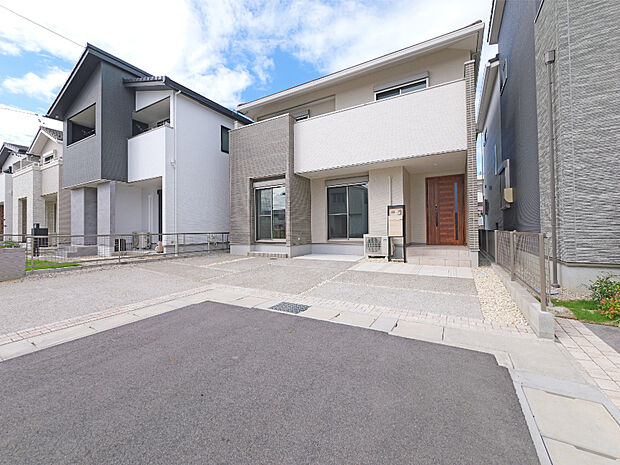 【【F棟 外観】】周辺の街並みと調和する、お洒落な外観デザイン。アースカラーの優しい色合いが青空に映えます。全棟長期優良住宅認定物件です。