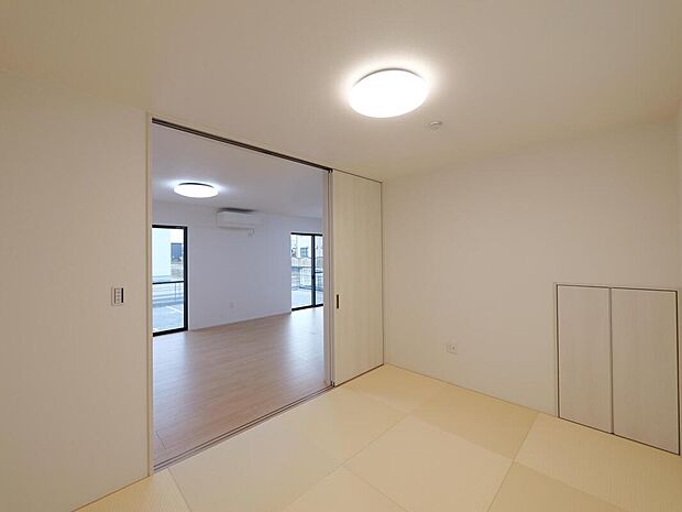 【【B棟 和室】】LDKと隣接した和室。お子様の遊び部屋・お昼寝スペースとして使うのもオススメです!客間としてもご活用いただけます。