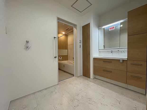 【【B棟 洗面室】】扉付き収納と洗面キャビネットが設置されています。脱衣や洗濯のスペースがしっかり確保可能です。