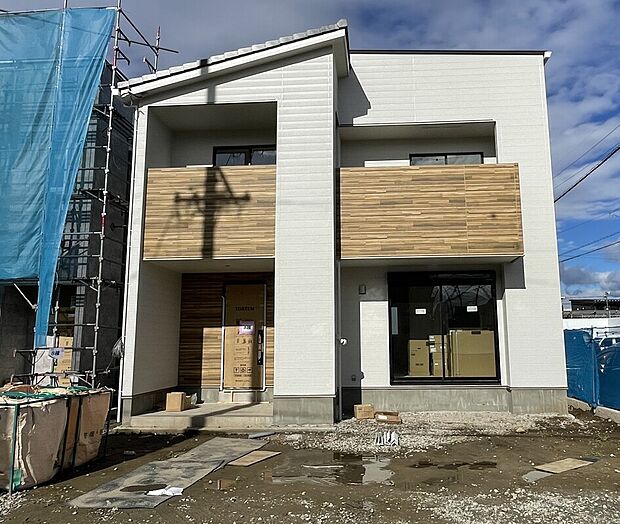 【【前面道路含む現地写真】】前面道路との高低差が少なく、車や自転車の入出庫、ベビーカーでのお散歩もスムーズに行えます。周辺環境と併せて、是非現地をご見学ください。