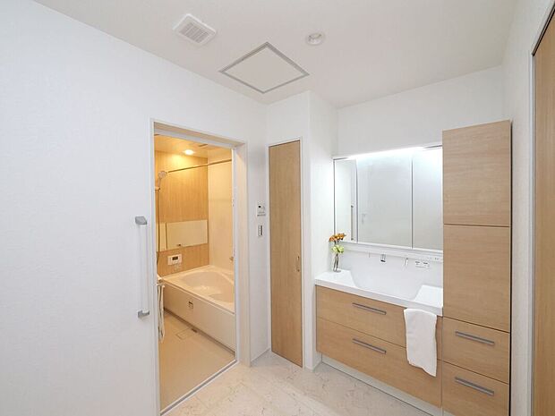 【【洗面室同仕様】】一日の始まりの朝、歯磨きをしたりメイクや髪をセットしたりする際に使いやすさが考えられた三面鏡です。シャワー付き水栓で洗面台でのシャンプーや毎日の掃除に大変便利です。