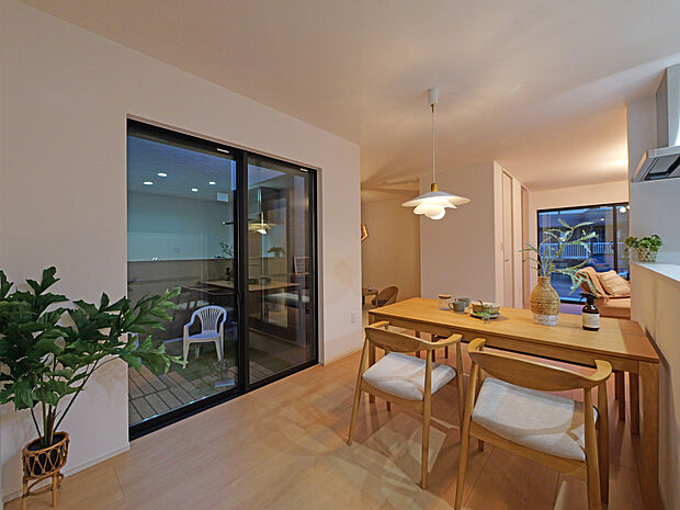 【【LDK同仕様】】中庭を介して回遊性のある動線を確保！20.0帖以上のゆとりある住空間で、ご家族やゲストとリラックスしてお寛ぎいただけます。