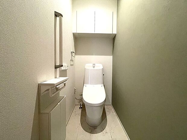 【【D棟　1Fトイレ】】お掃除道具やトイレ用品などもしっかり入る収納を装備しています。手洗い一体型のトイレで、ご利用後すぐに手が洗えて衛生的です。
