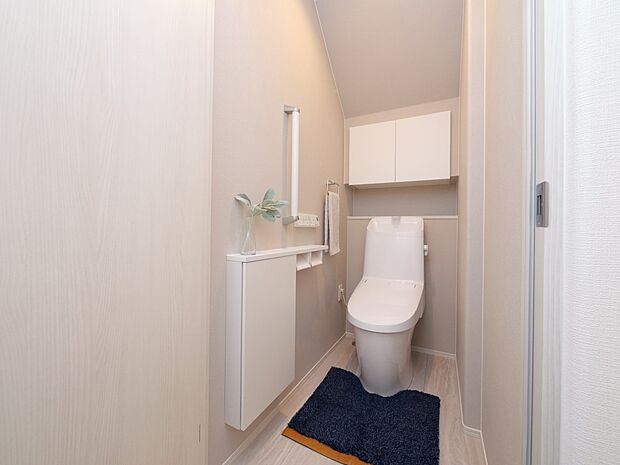 【【トイレ同仕様】】お掃除道具やトイレ用品などもしっかり入る収納を装備しています。手洗い一体型のトイレで、ご利用後すぐに手が洗えて衛生的です。