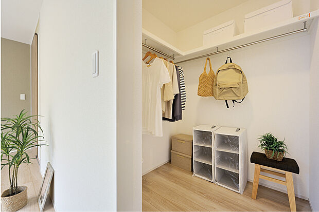 【【ウォークインクローゼット】】主寝室の収納には、ウォークインクローゼットを標準としています(形状は各邸異なります)。皺を避けたい衣類や、重ね置きをしたくない物、嵩張る物などの収納に便利です。