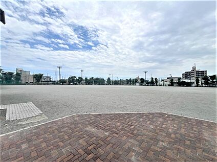 条里公園 約200m(徒歩約3分　自転車約1分)