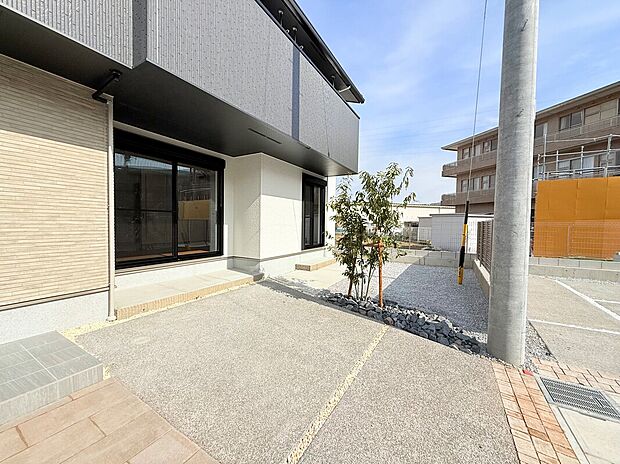 【【D棟 庭】】日当たりの良いお庭です。お子様を遊ばせたり、椅子を出して日光浴したりなど幅広い用途でお使いいただけるスペースです。