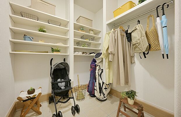 【【玄関収納】】玄関収納は全邸標準仕様(形状は各邸異なります)。三輪車やゴルフバッグなど屋外で使用するものを室内に持ち込むことなくスッキリ収納できます。