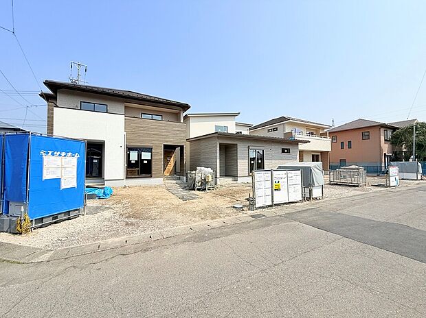 【【前面道路含む現地写真】】イオンタウン菰野まで徒歩約9分(約650m)。休日にはご家族連れで賑わうショッピングセンターで、お買い物やお食事を楽しめます。