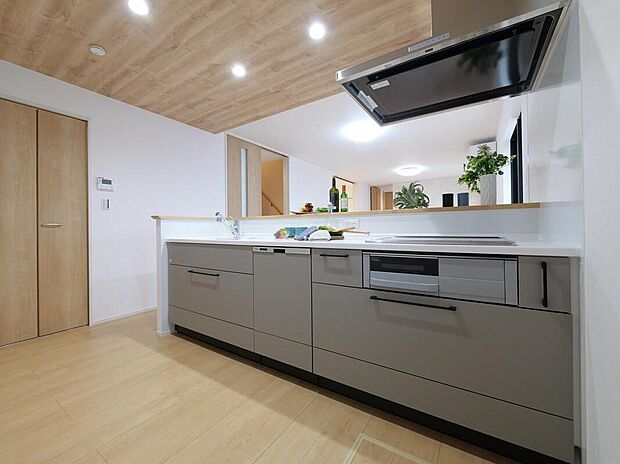 【【キッチン同仕様】】収納は重い物を入れた時でもスムーズな引き心地を実現。閉じる際に引き出しを強く押しても途中でスピードが落ちて静かに閉まる機能付きで安心・便利です。