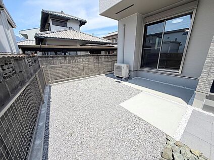 【B棟　庭】
