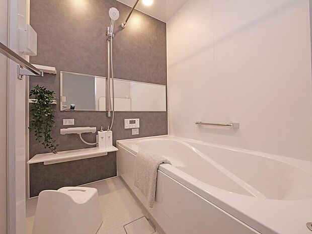 【【浴室同仕様】】1坪浴槽のため、足を伸ばしてお寛ぎいただけます。キレイサーモフロアや人造大理石浴槽、くるりんポイ排水口など日々のお手入れが楽になる工夫がたくさんあります。