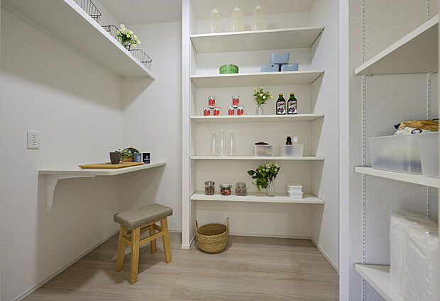 【【B-11棟 パントリー】】食品や食器などを収納できるパントリー。普段はあまり使わない調理器具や入りきらない調味料類をしまうなど、使い勝手は多様。備蓄庫として機能性だけではなく見た目にも優れた収納です!