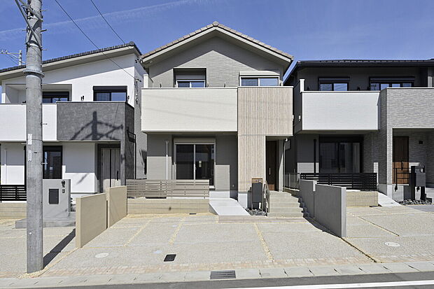 【【B-10棟 外観】】白と茶のスタンダードカラーで飽きの来ないデザインです。随所に窓を配し、たっぷりの陽光と心地良い風が舞い込む住まいです。