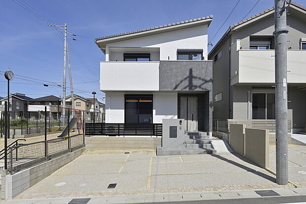 【【B-11棟 外観】】スタイリッシュでありながら温かみを感じる外観です。玄関ポーチにゆとりがあり、自転車やベビーカーも置けます。