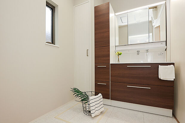 【【洗面室同仕様】】毎日の洗濯が楽になる便利なカウンター付きランドリースペースがあります。洗う・干す・乾かす・畳むが1つの空間で行え、家事動線がラクラクです♪