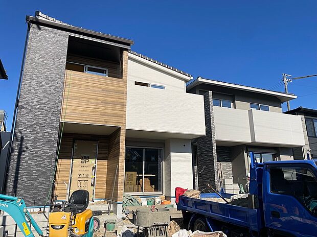 【【前面道路含む現地写真】】周辺は田畑や低層住宅、アパートなどが並ぶ、落ち着いた住宅街です。のびのびと子育てしたいご家族にも嬉しい立地です。