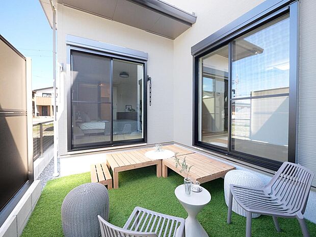 【【中庭同仕様】】プライベート空間ながらも、中庭を介して地域とのゆるやかな結びつきを醸成します。寛ぎの空間が「精神的ゆとり」を育みます。