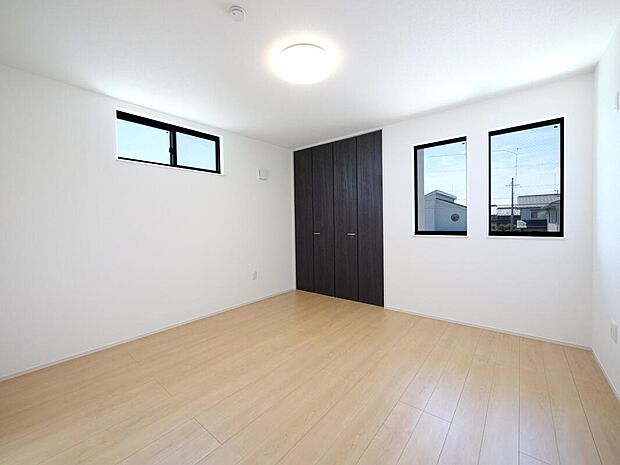 【【洋室同仕様】】ご家族一人ひとりの大切なプライベート空間。趣味に合わせて使っていただけるようシンプルに仕上げてあります。暮らし心地を大きく左右する収納を、適材適所に配置し使い勝手を考慮しました。