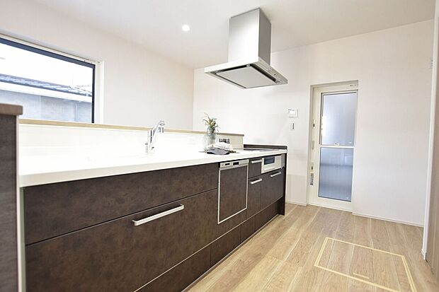 【【A棟　キッチン】】火を使わないので安全&お手入れが楽なIHクッキングヒーターを搭載。カウンタ―側面にコンセントがあり、調理家電などの使用時に活用できます。