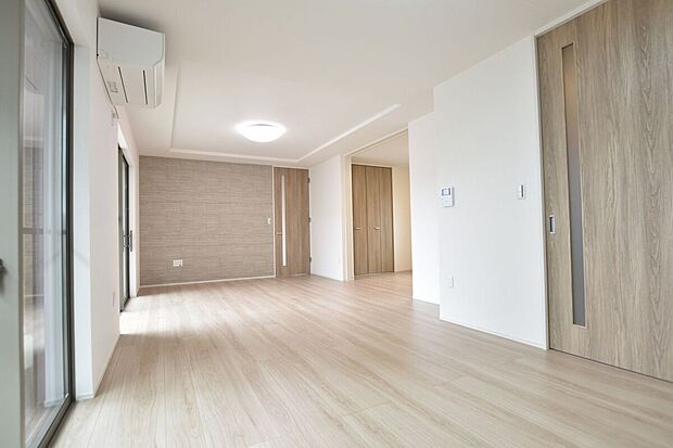 【【D棟 LDK】】LDKはご家族が集まって過ごす大切な場所。20帖のLDKは、家族みんなが集まっても思い思いに寛げます。家族の時間を育むLDKを、是非一度ご覧下さい。