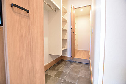 【B棟　玄関収納】