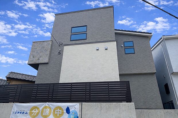 【【B棟　外観】】全体的に落ち着いた雰囲気の外観です。各棟、個性を持たせたデザインの設計にしており、こだわりが詰まっています。