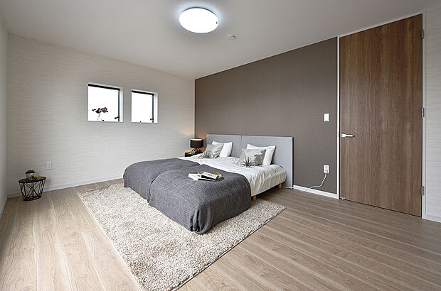 【【主寝室同仕様】】ウォークインクローゼット付きのゆとりある主寝室。ダブルベッドを置くことができる広さです。ゆとりの寛ぎ空間でプライベートタイムをゆったりとお過ごしいただけます。