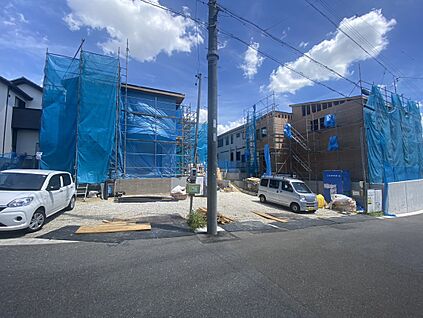 【前面道路含む外観写真】