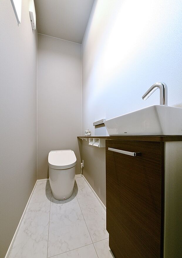 【1F 高機能タンクレストイレ】TOTO製タンクレストイレを標準仕様!!スタイリッシュな見た目に自動開閉等、便利機能が満載!!細いリモコンでスタイリッシュに!手洗いカウンター付き!!