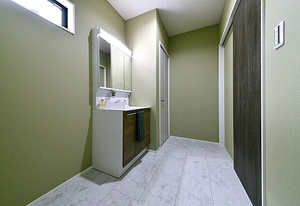 【洗面化粧台】TOTO製洗面化粧台を採用!!水詮も壁付けになっているため水垢防止にもなり、台もついているのでコンタクト等小物を置いておけるのは嬉しいポイントですね!!